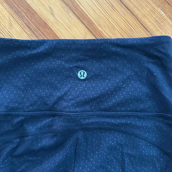 Lululemon Groove Super-High-Rise Flared Pant Nulu in Gradiate Geo Emboss Black S - Picture 6 of 8